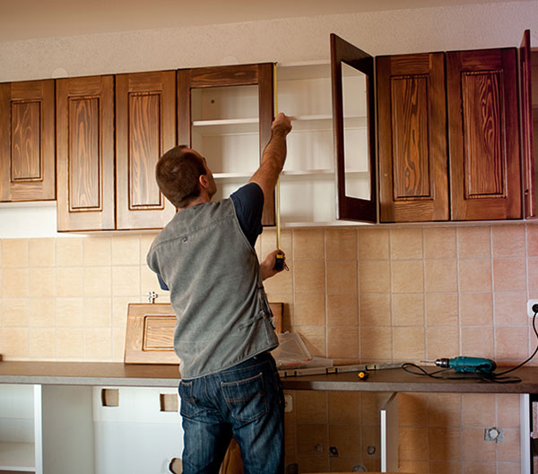 Montajes Jomer hombre colocando mueble de cocina